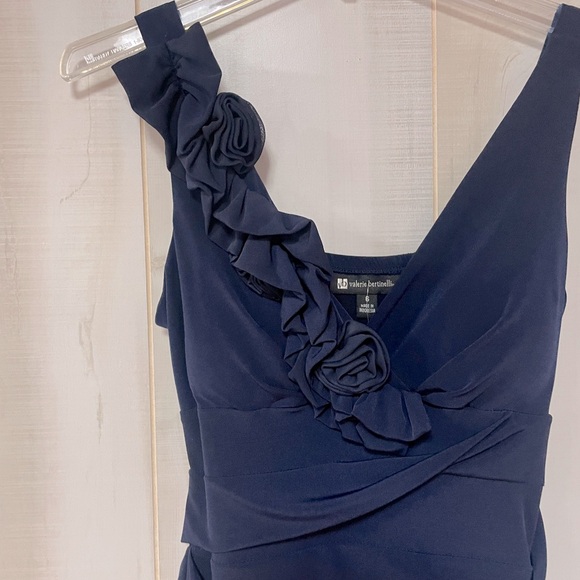 Valerie Bertinelli NWOT Navy V Neck Rosette Detail Tiered Ruffle Bodycon Dress 6 - Picture 5 of 6